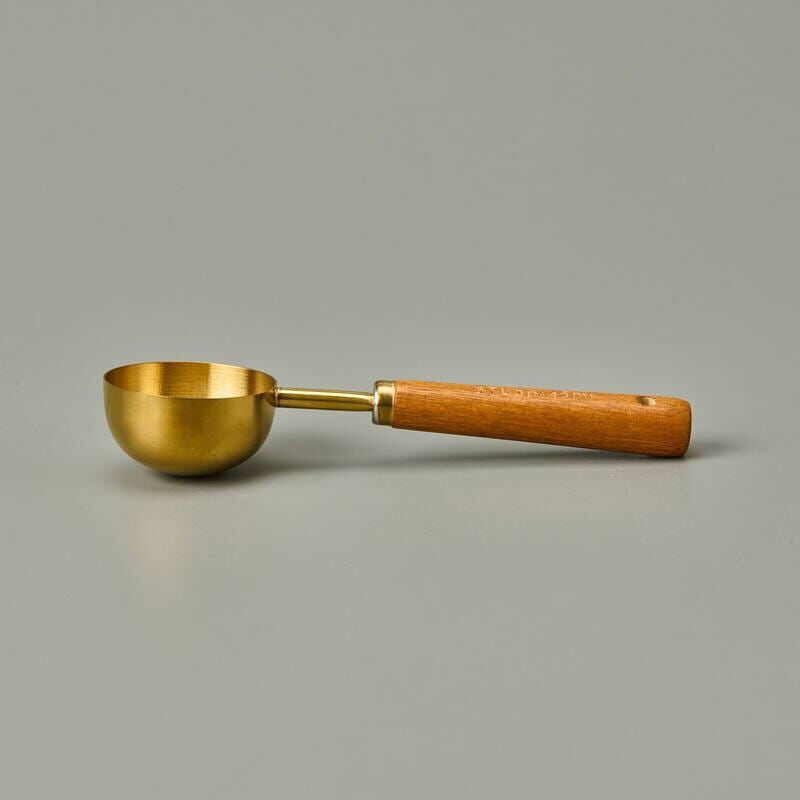 AROW AHŞAP SAPLI GOLD DETAYLI RENGİ İLE ÖLÇÜMLERİ KOLAYLAŞTIRAN  60 ML'LİK  ÖLÇÜM KAŞIK